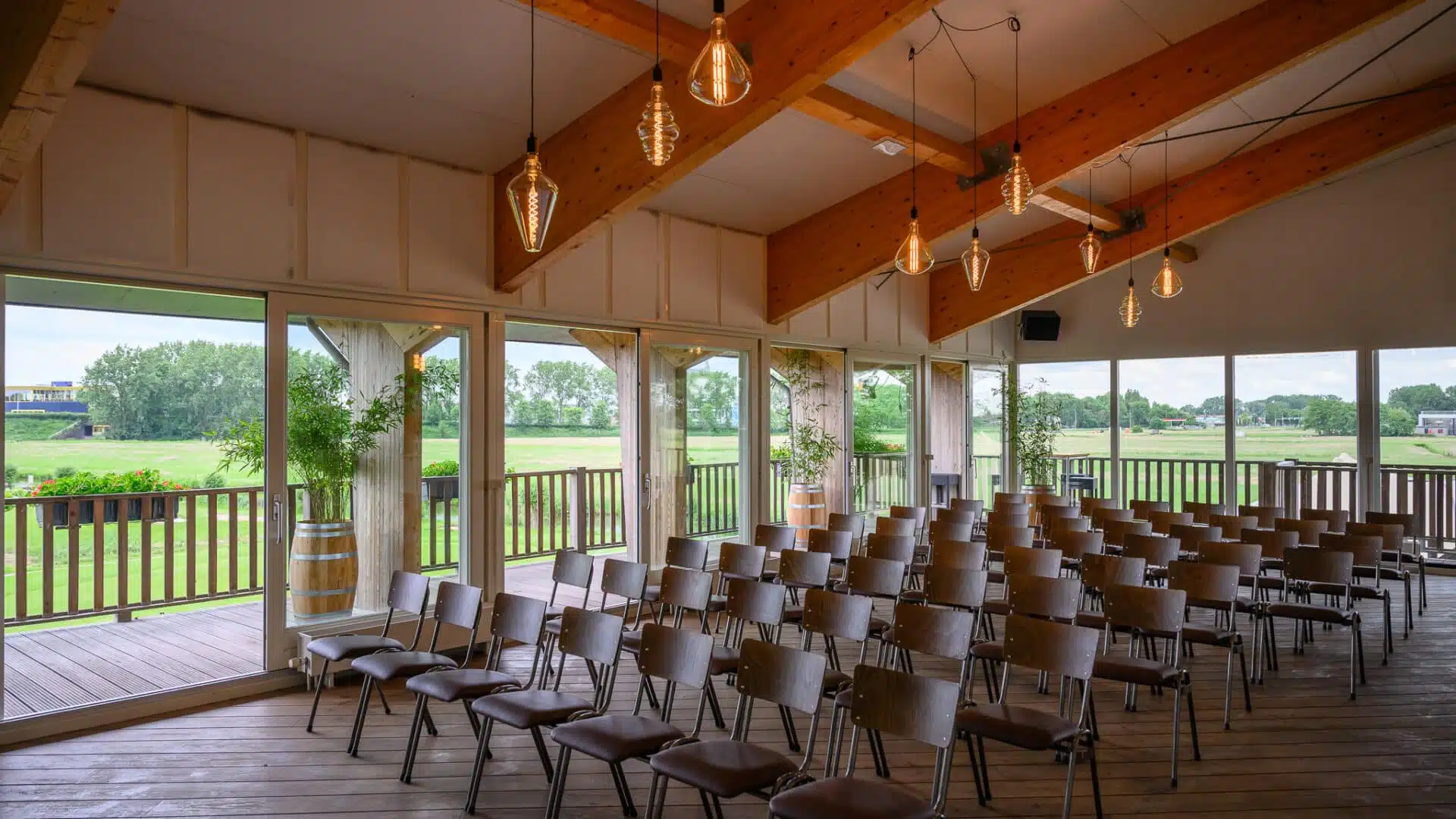 Vergaderlocatie Weesp UPstairs vergaderen, feestje of trainingsruimte