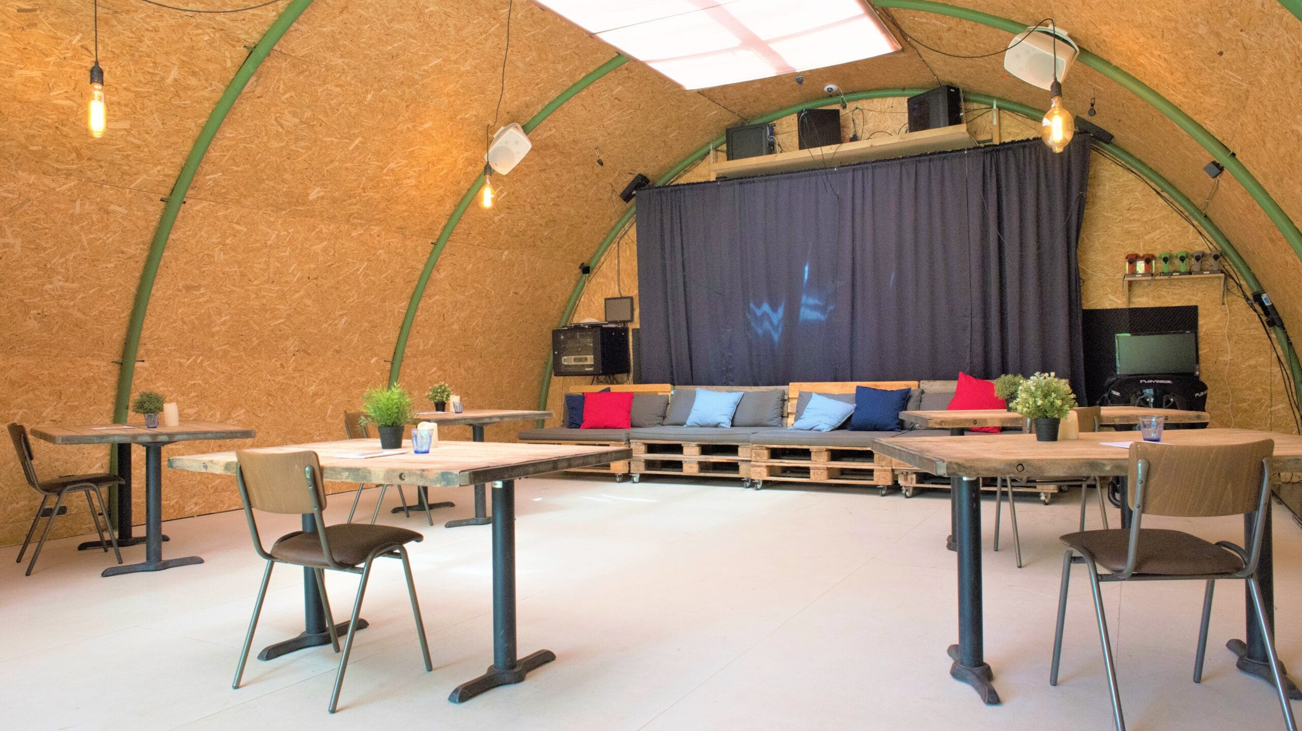 School setting 1.5 meter distance Amsterdam