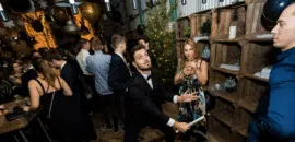 Gezellig groepsuitje in de winter met sneeuwdecoraties en lichtjes bij UP Events Amsterdam.