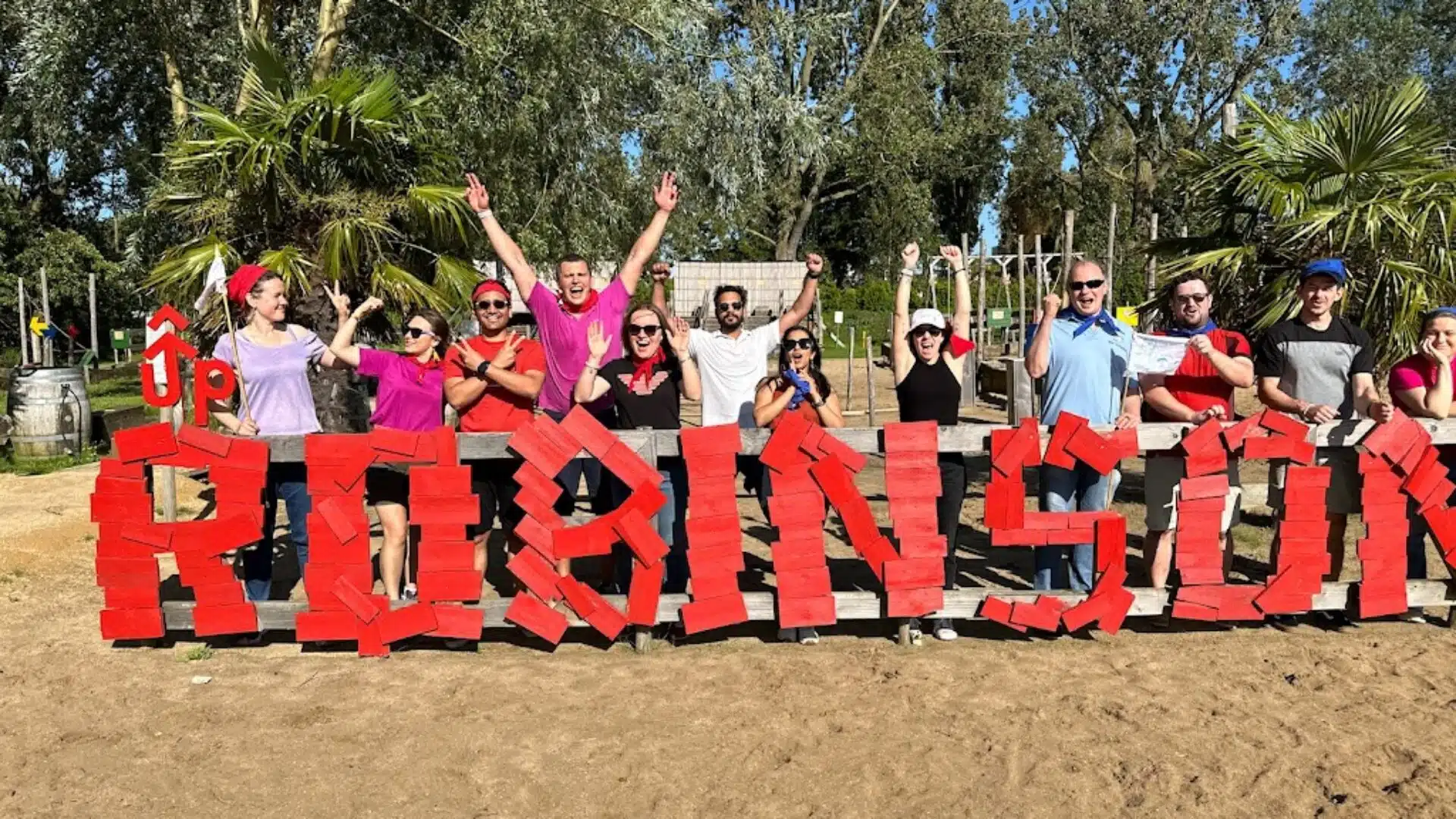Groep vrienden en vriendinnen spelen Robinson Crusoe tijdens een vrijgezellenuitje in Amsterdam bij UP Events