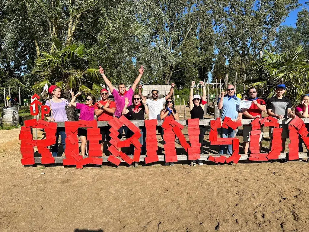 Groep vrienden en vriendinnen spelen Robinson Crusoe tijdens een vrijgezellenuitje in Amsterdam bij UP Events