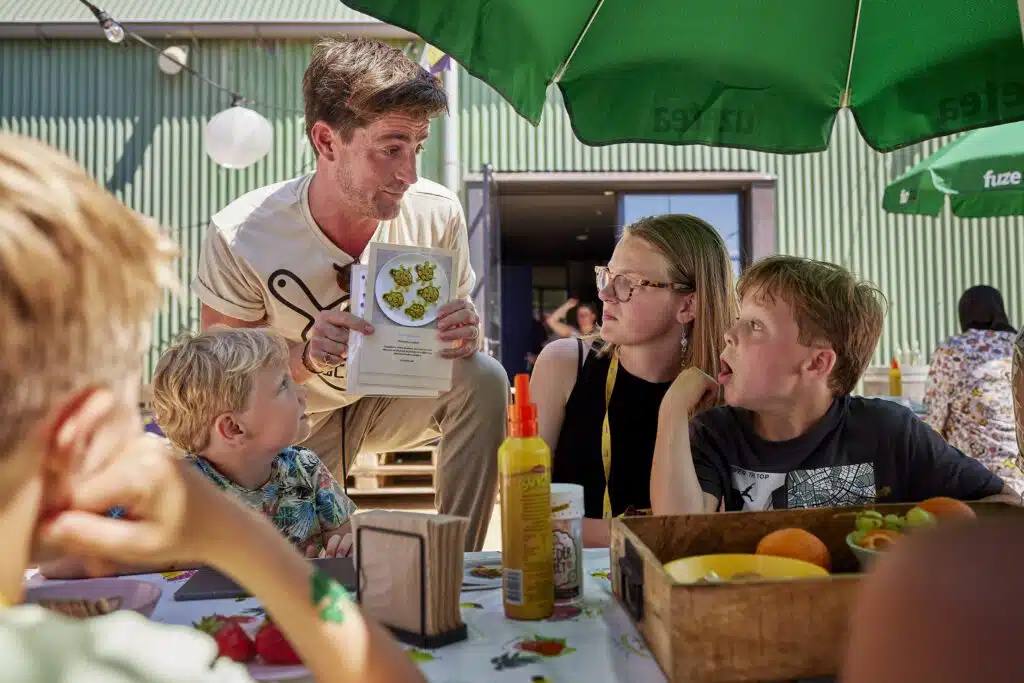 Families en kinderen genietend van diverse activiteiten tijdens het familiefestival bij UP Events.