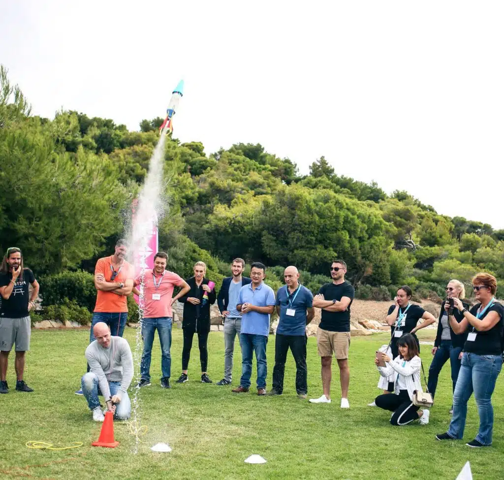 In teams raket bouwen To the Moon and Back bedrijfsuitje teamuitles teambuilding
