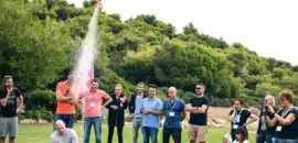 In teams raket bouwen To the Moon and Back bedrijfsuitje teamuitles teambuilding