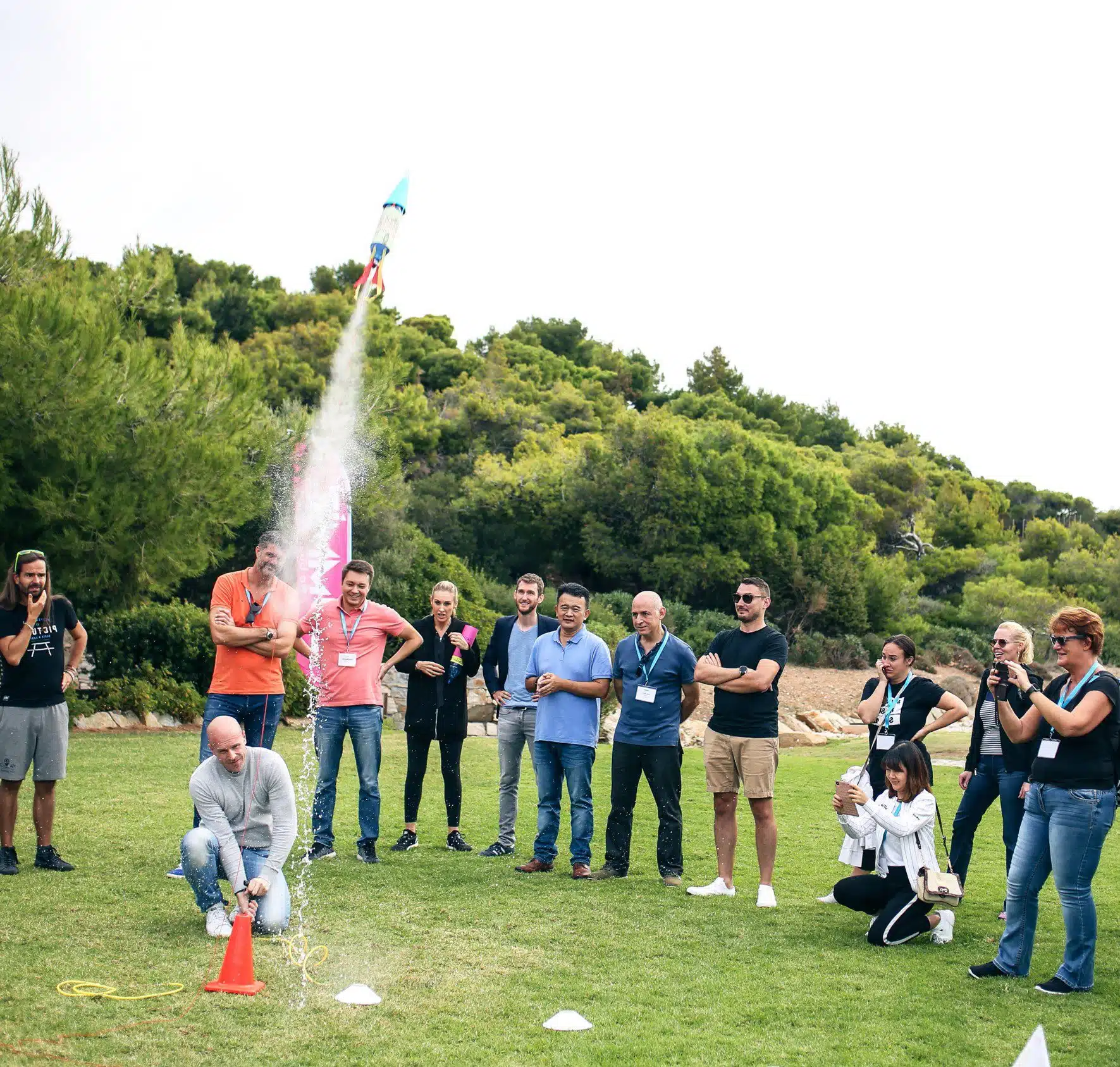 In teams raket bouwen To the Moon and Back bedrijfsuitje teamuitles teambuilding