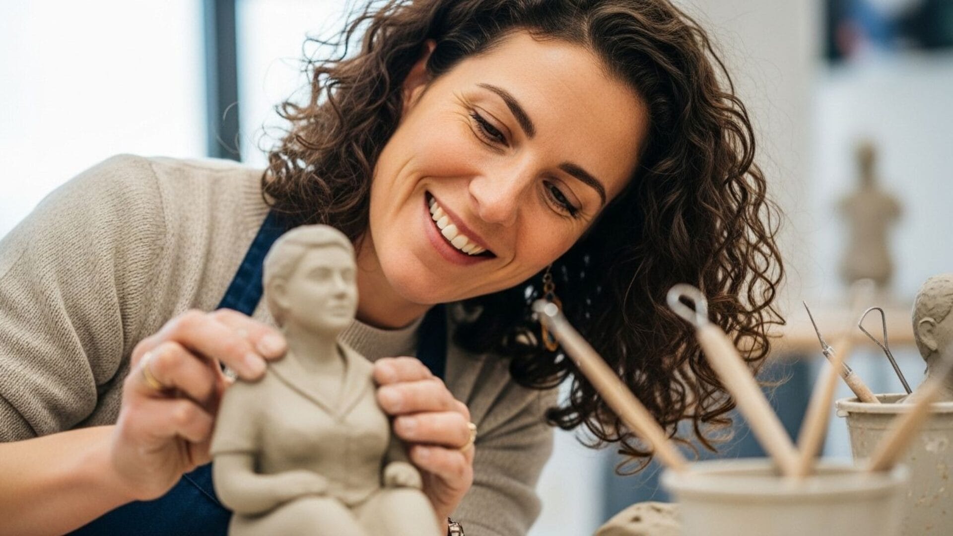 Clay modeling fun: “Boetseer je collega” workshop explained