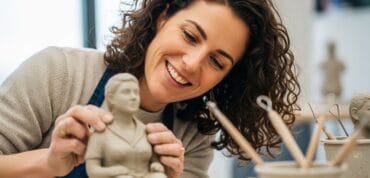 Clay modeling fun: “Boetseer je collega” workshop explained